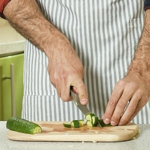 Нарезает огурцы