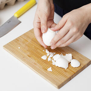 чистит яйца