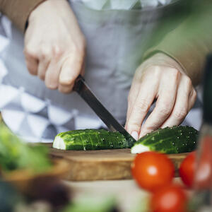 нарезает огурец