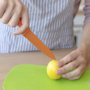 Нарезает лимон