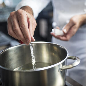 добавляет соль