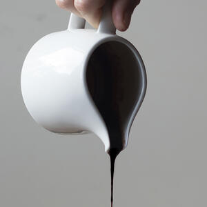 наливает бальзамический соус