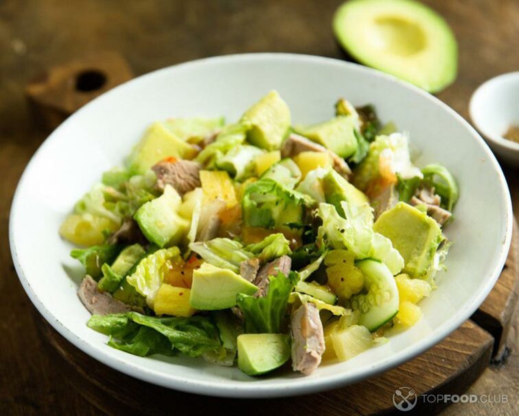 2022-08-01-rwiq2f-salat-s-utkoy-avocado-i-ananasom