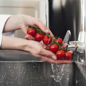 моет помидоры черри