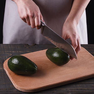 Нарезает авокадо