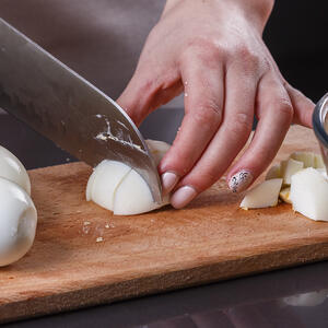 нарезает яйца