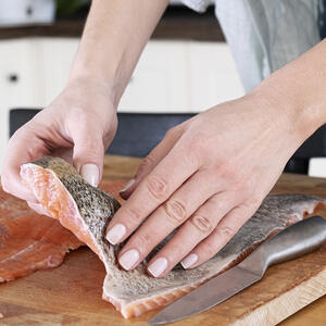 снимает шкуру у рыбы