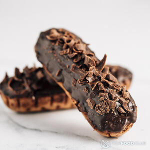 Шоколадный эклер