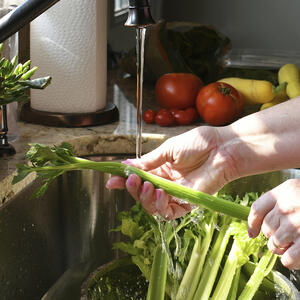 моет сельдерей