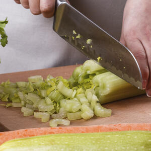 нарезает сельдерей