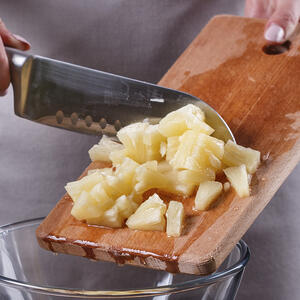 добавляет ананасы