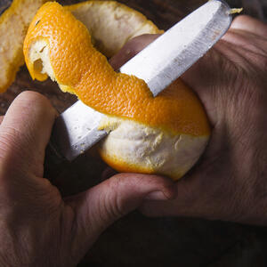 Чистить апельсин