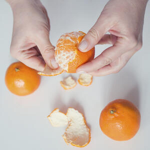 Чистить мандарины