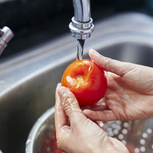 Моет помидоры