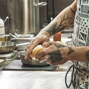 чистит грейпфрут