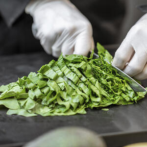 Нарезает шпинат