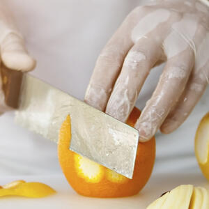 чистит апельсин