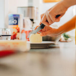 нарезаем яблоко