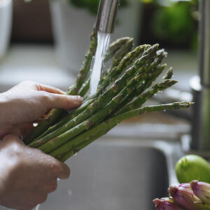 моет спаржу