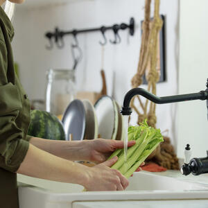 моет сельдерей