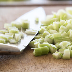 нарезанный сельдерей
