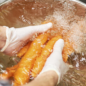 моет морковь