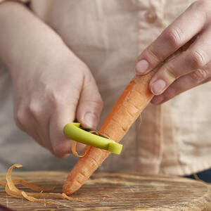 чистит морковь