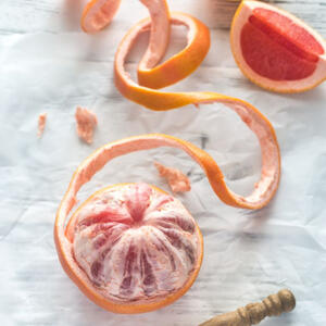 Очищаем грейфрут.