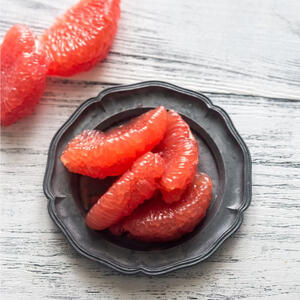 Режем грейпфрут.