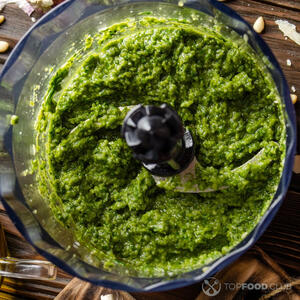 измельчаем лук и зелень