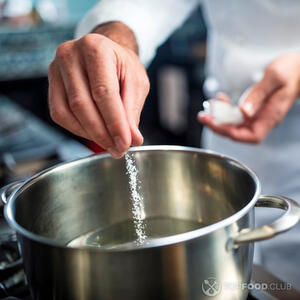 подсаливаем рис