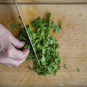 Резать мяту