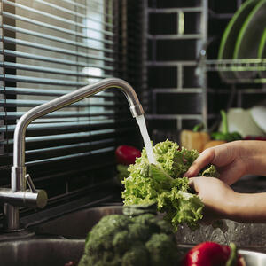 моет листья салата