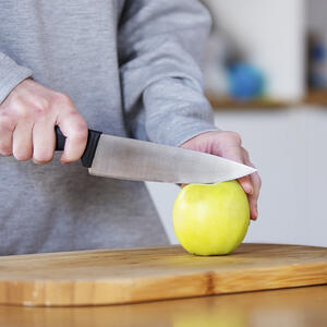 режет яблоко
