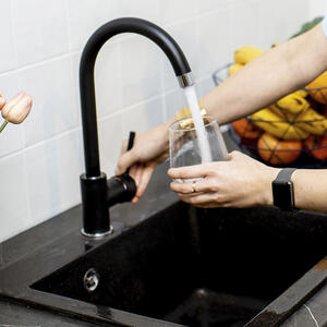 наливает воду