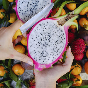 нарезает питайю