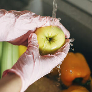 моет яблоко