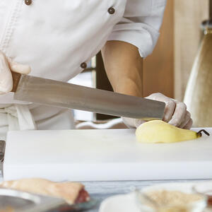 нарезает грушу