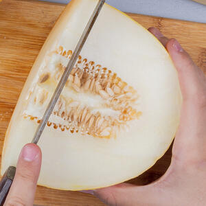 нарезает дыню