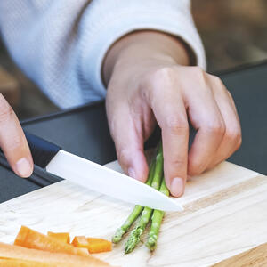 нарезает спаржу