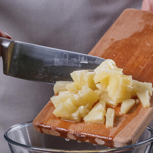 нарезанные ананасы