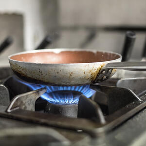 сковорода на плите