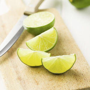 нарезанный лайм