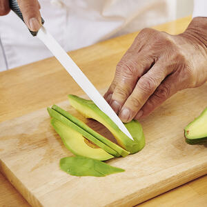 режет авокадо