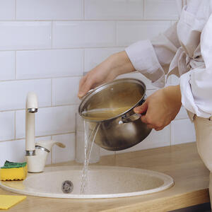 сливает воду