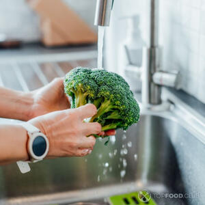 Моют брокколи.