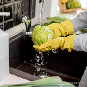 Моют капусту.