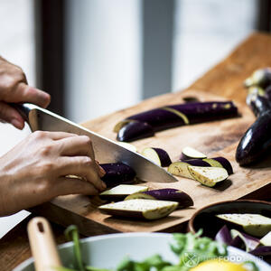 Резать баклажан