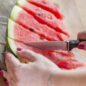 режет дольки