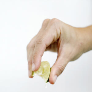 выдавливает-сок-из-лайма